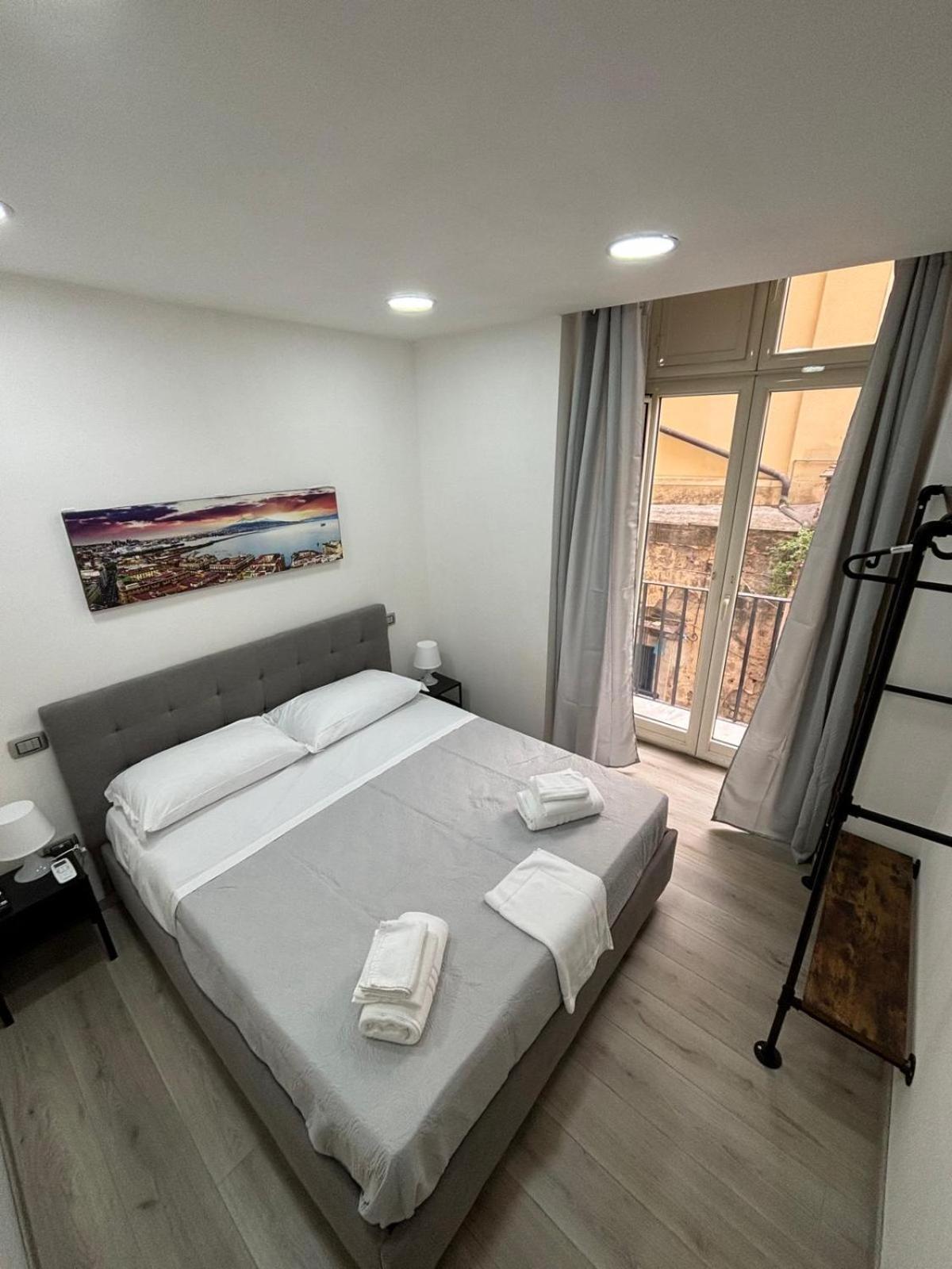 Na City Rooms Наполи Екстериор снимка