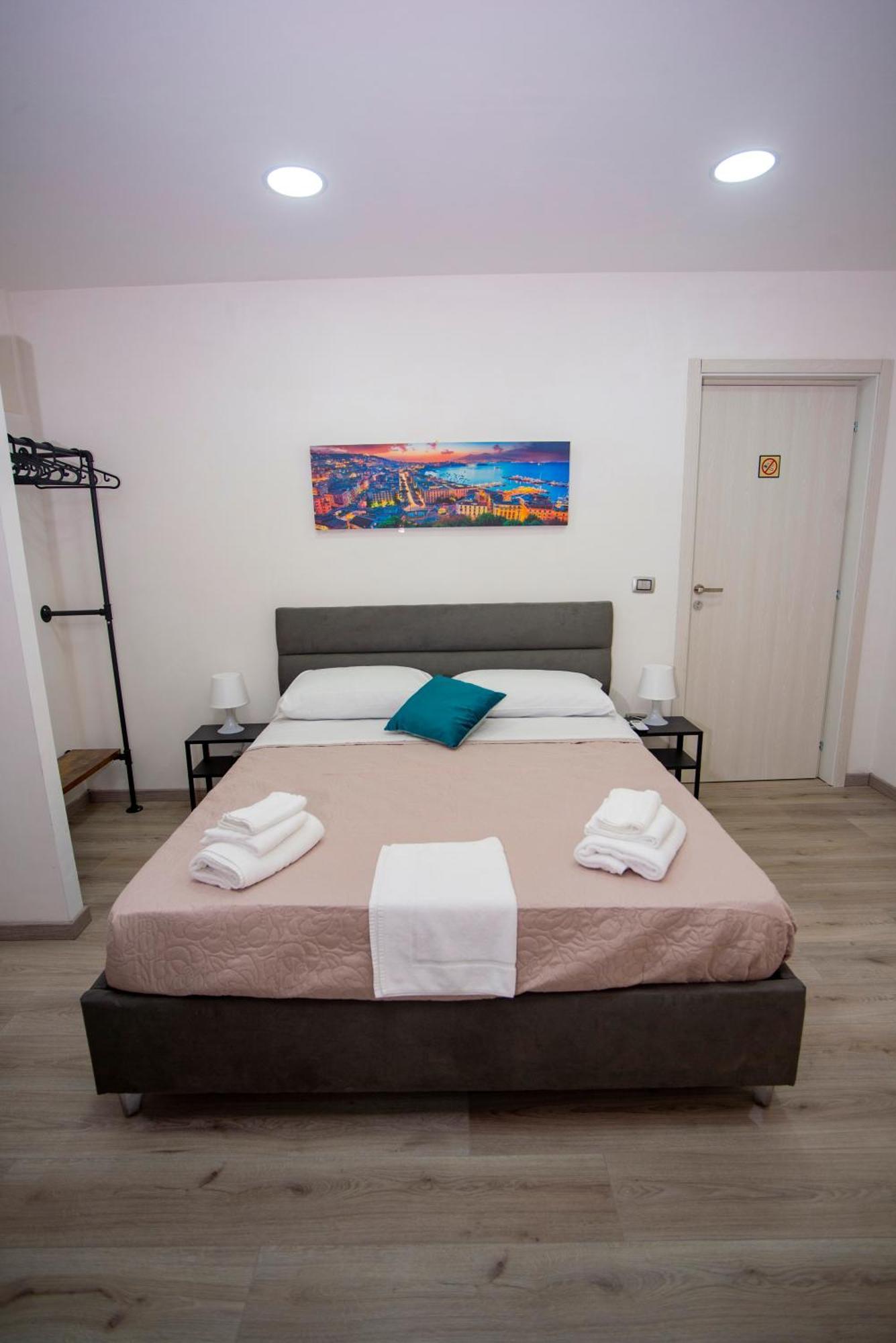 Na City Rooms Наполи Екстериор снимка