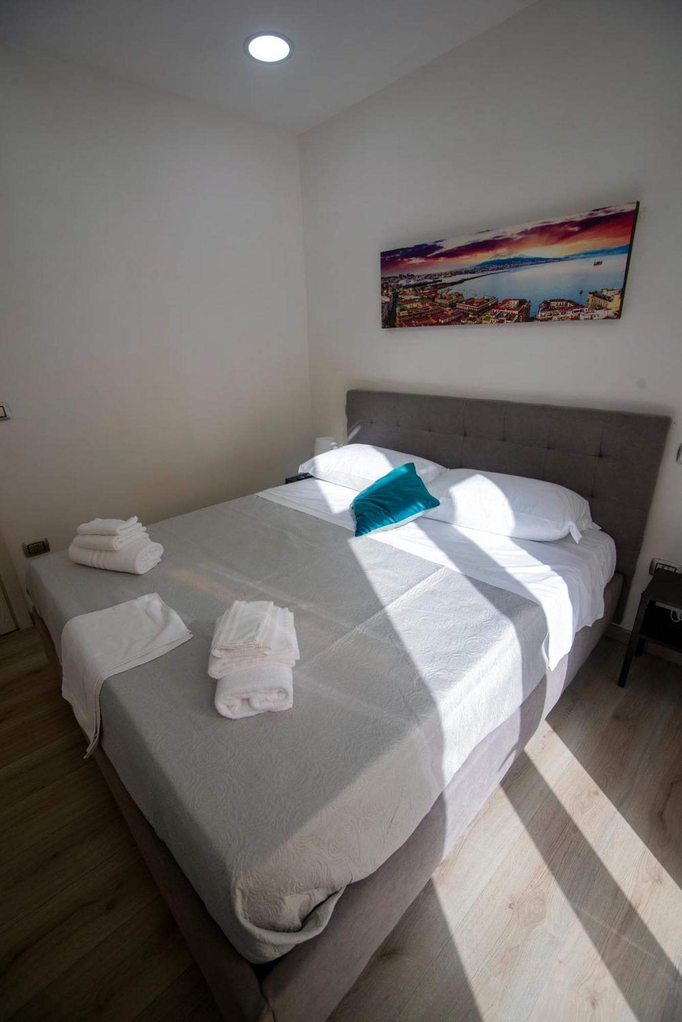 Na City Rooms Наполи Екстериор снимка