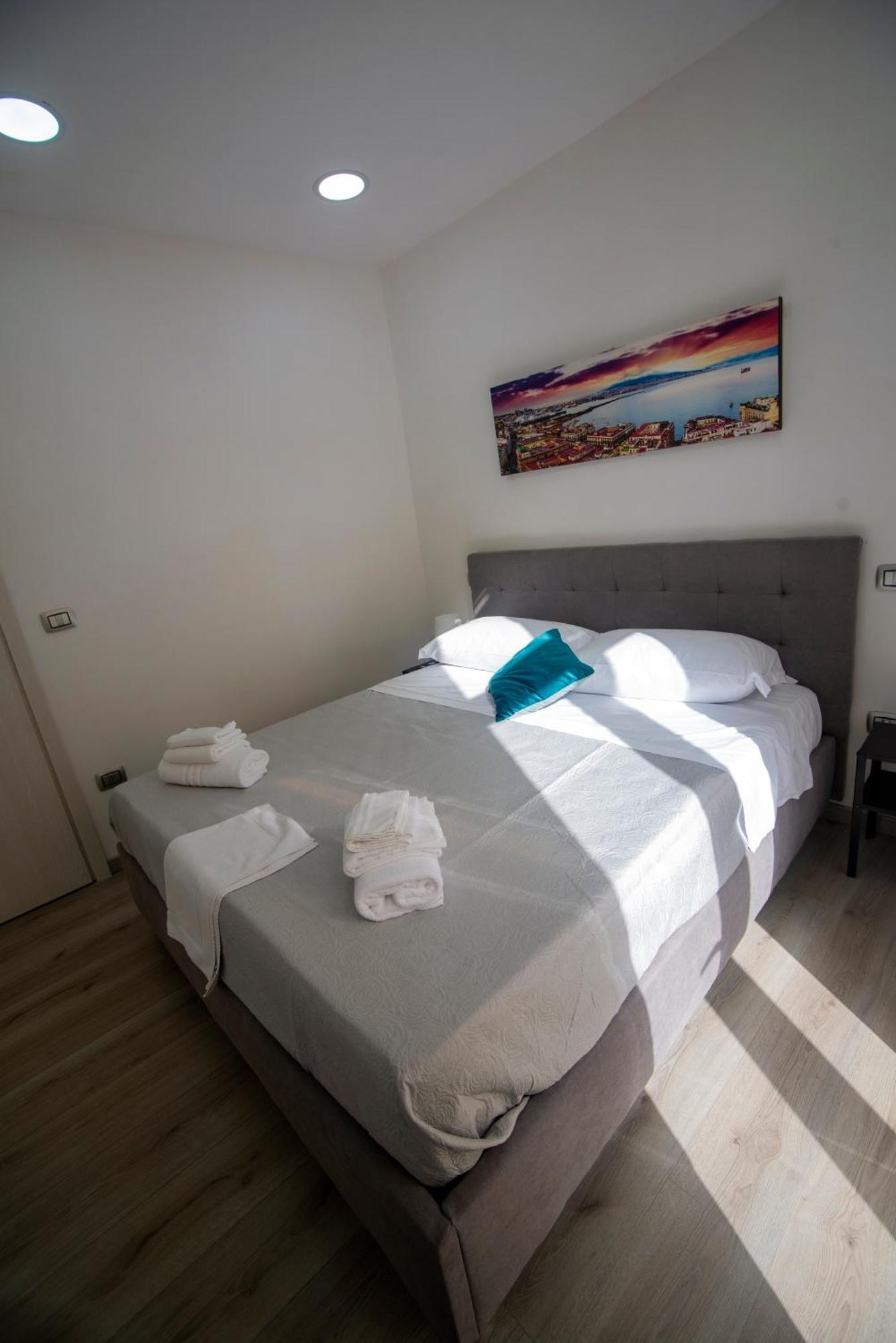 Na City Rooms Наполи Екстериор снимка