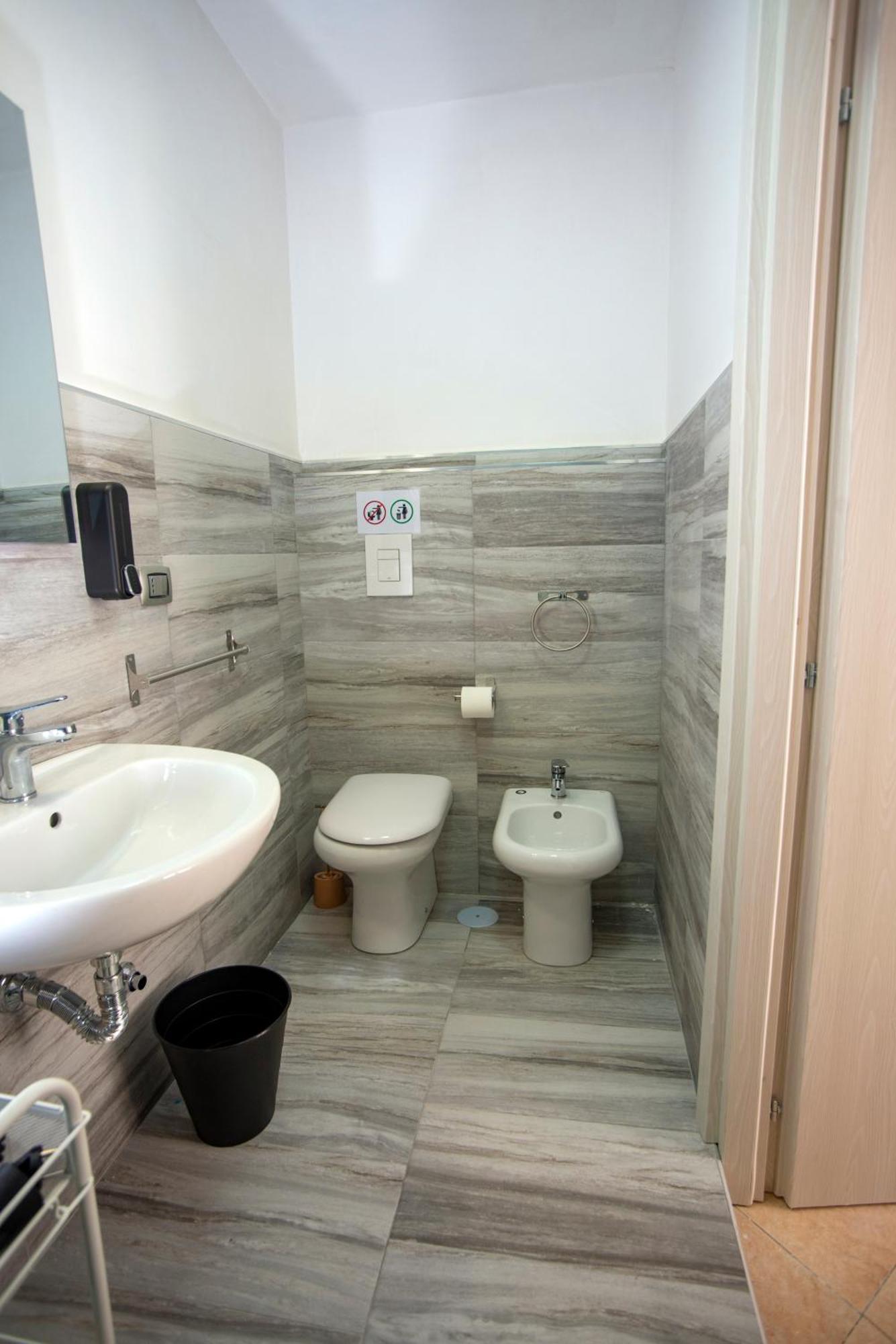 Na City Rooms Наполи Екстериор снимка