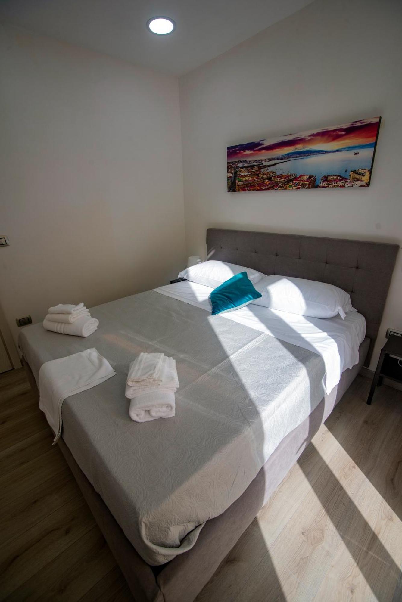Na City Rooms Наполи Екстериор снимка