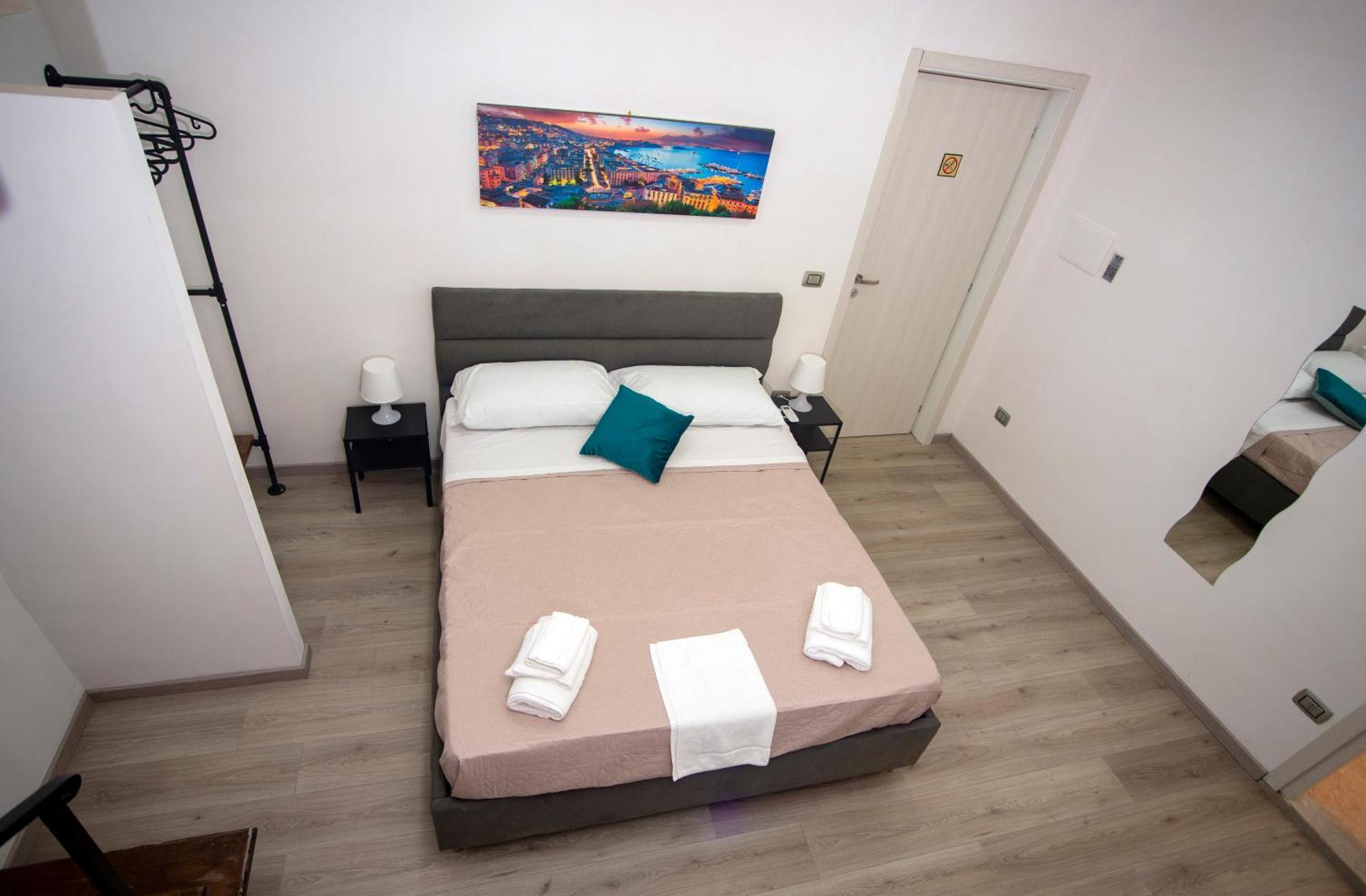 Na City Rooms Наполи Екстериор снимка